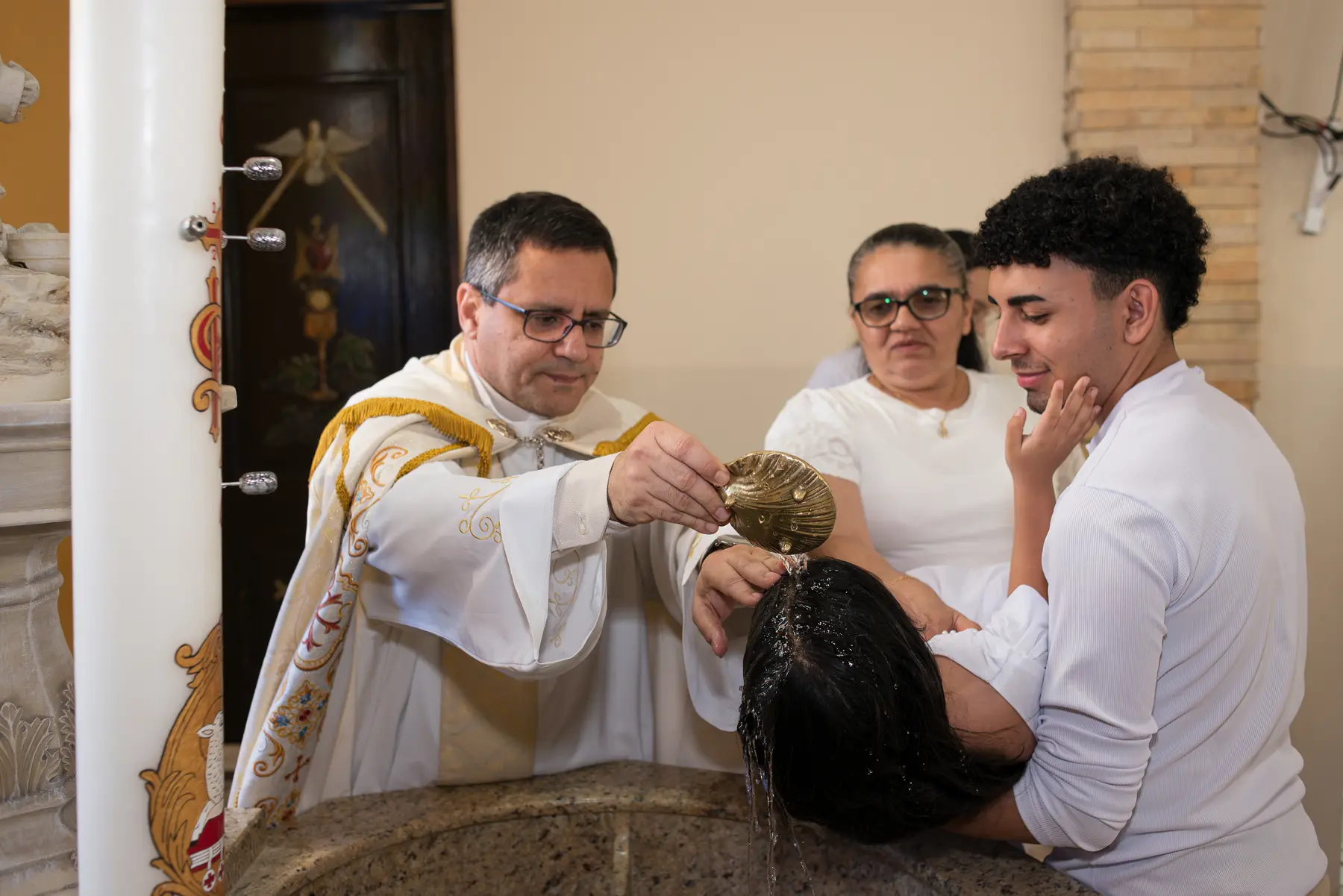 Ana durante o rito da água no batizado na Paróquia Nossa Senhora de Fátima, em Caruaru