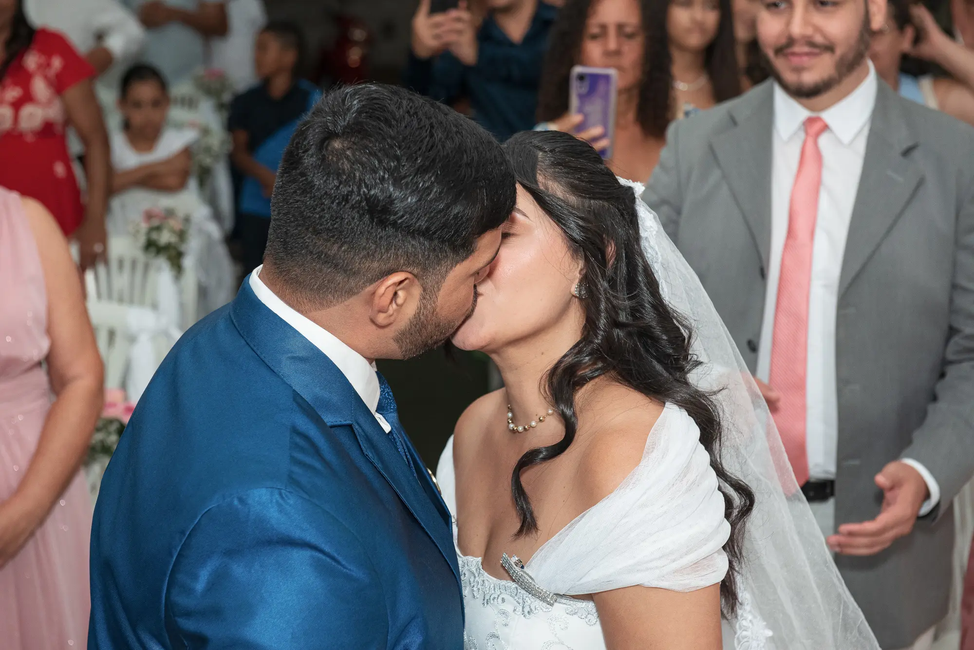 Noivos se beijando ao final da cerimônia