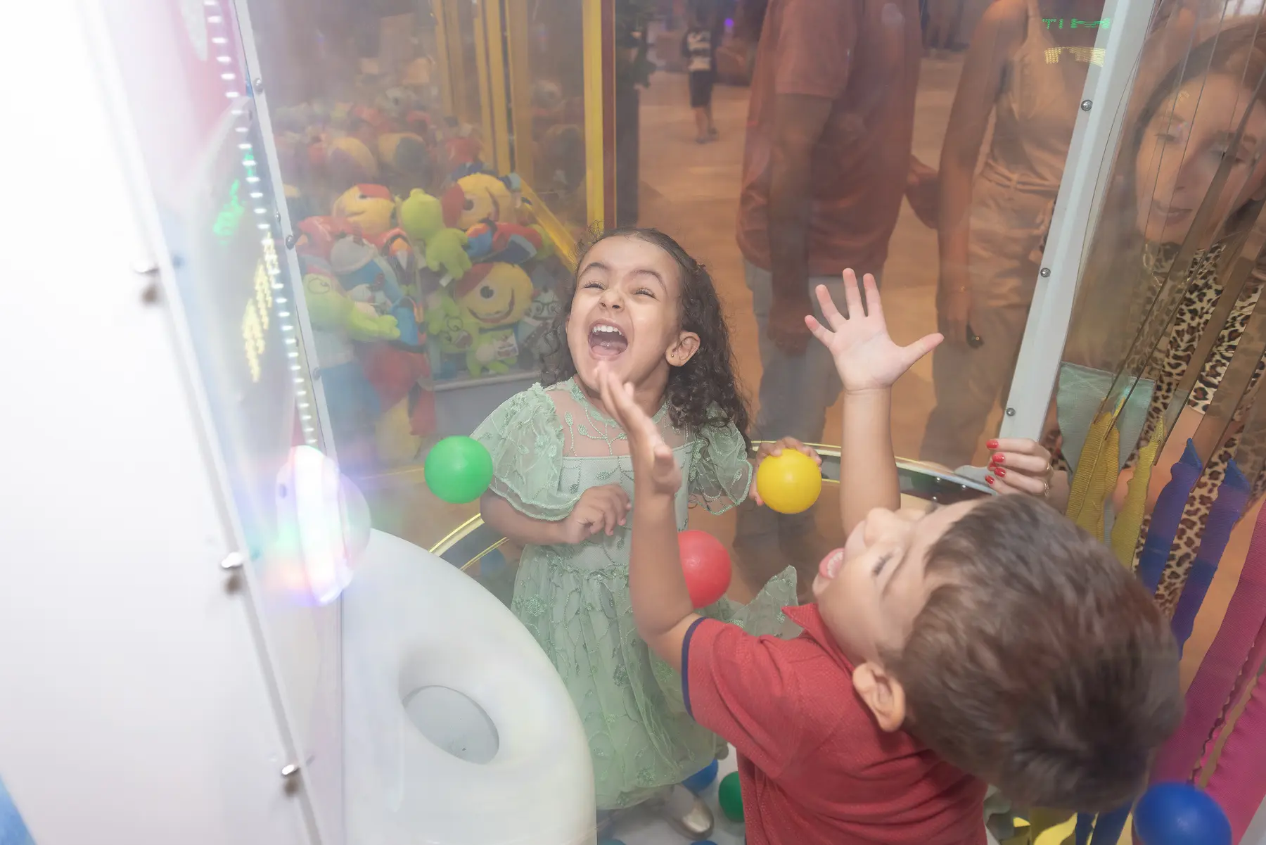 Criança se divertindo em uma brincadeira no Caruaru Shopping