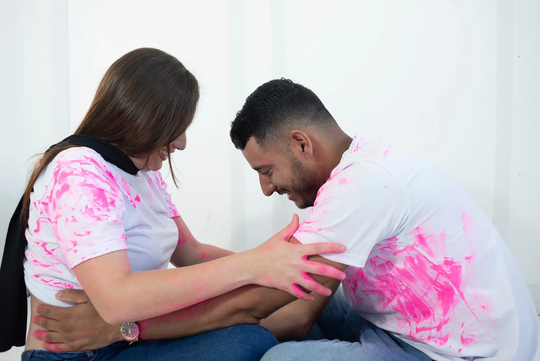 Casal descobrindo a cor rosa durante ensaio de chá revelação
