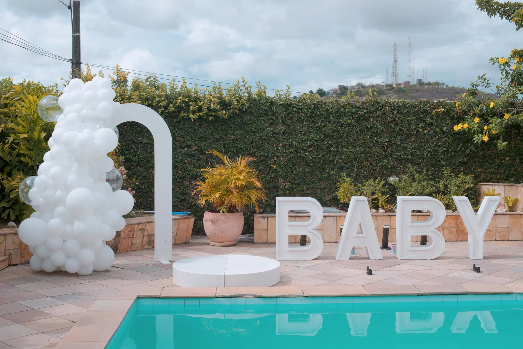 Cenário externo com decoração para fotografia de chá revelação em Caruaru