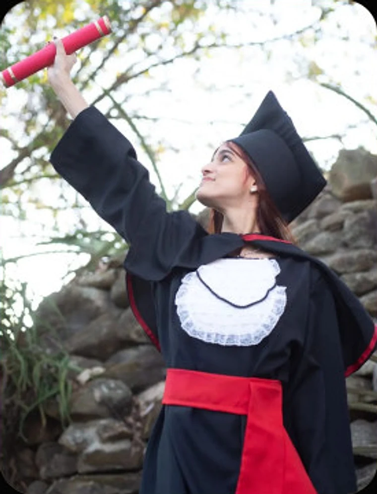 Formanda celebrando a conclusão de curso com o diploma