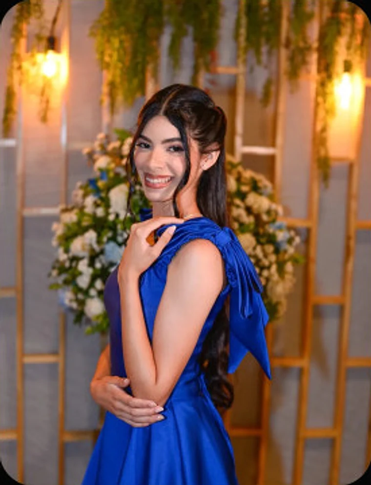 Retrato de conclusão do 9º ano com vestido azul em Caruaru
