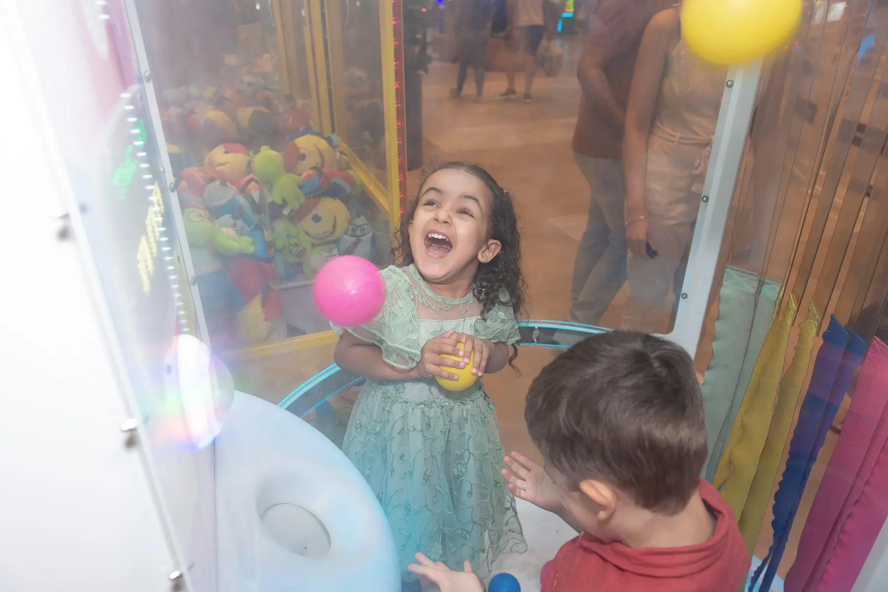 Criança rindo durante uma brincadeira na festa