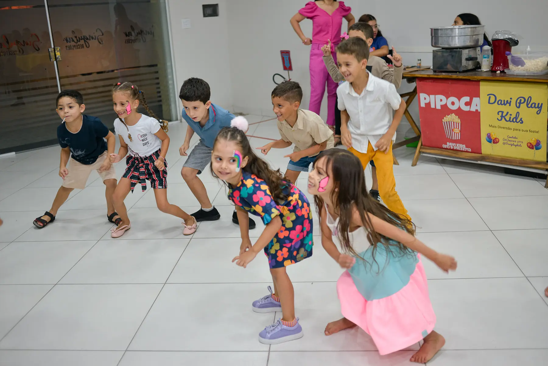 Crianças dançando juntas durante uma festa infantil