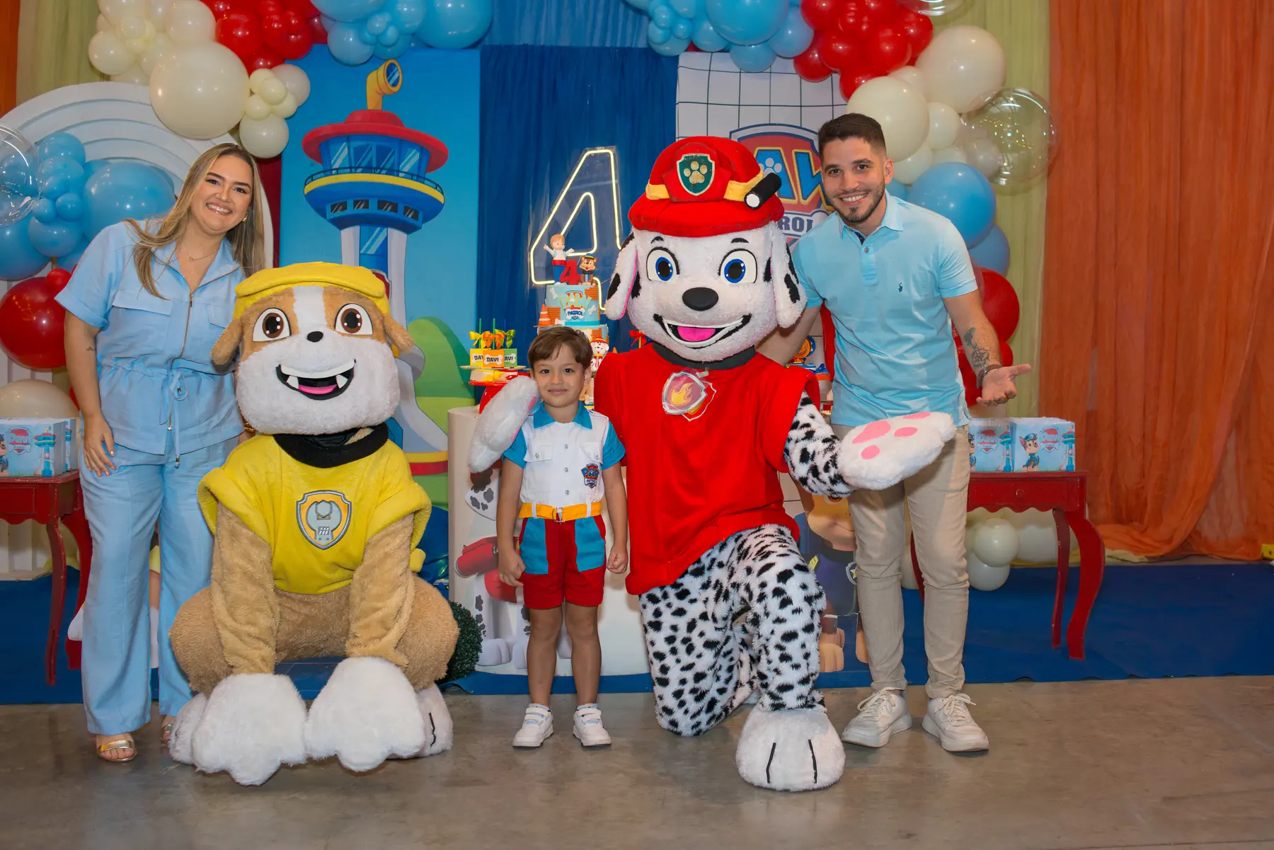 Davi, sua família e os personagens reunidos no Go Park