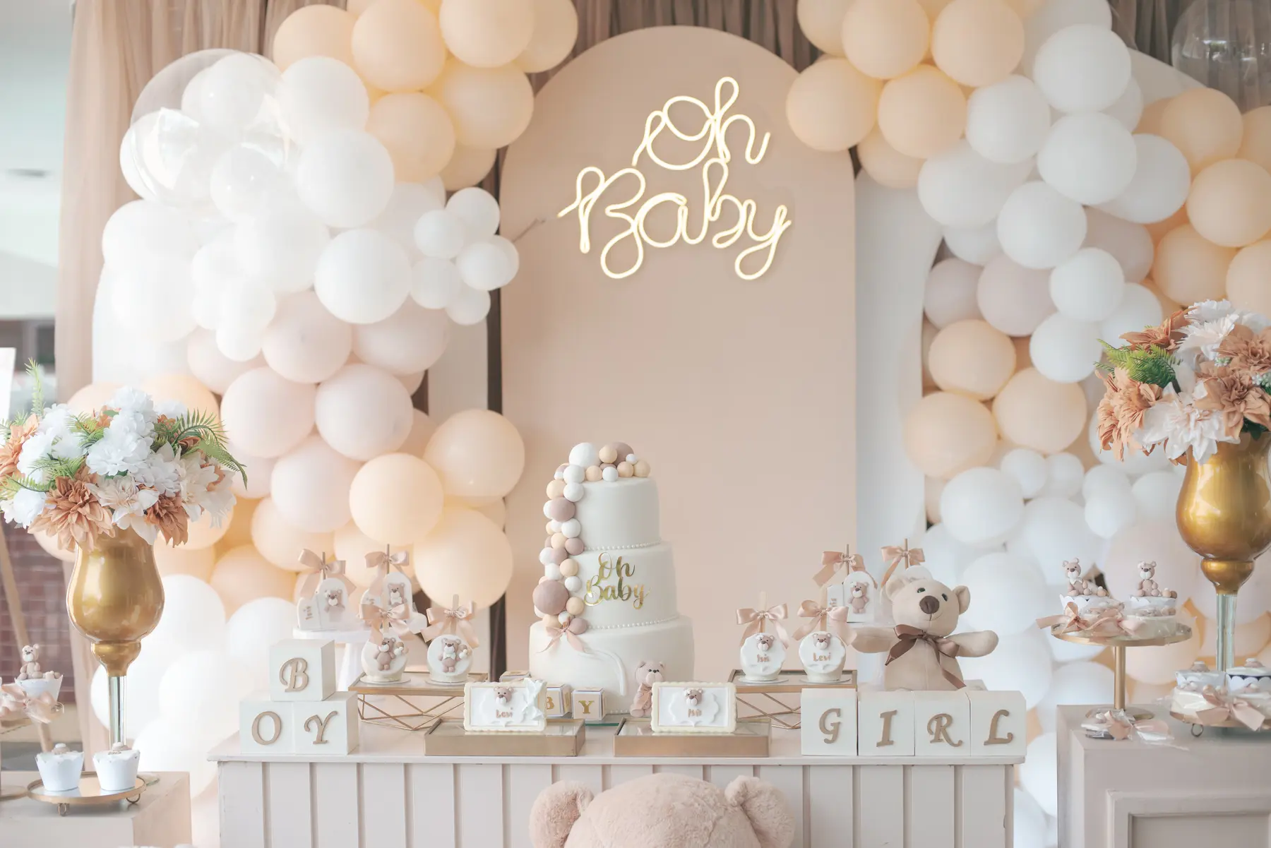 Decoração em tons neutros preparada para chá revelação em Caruaru