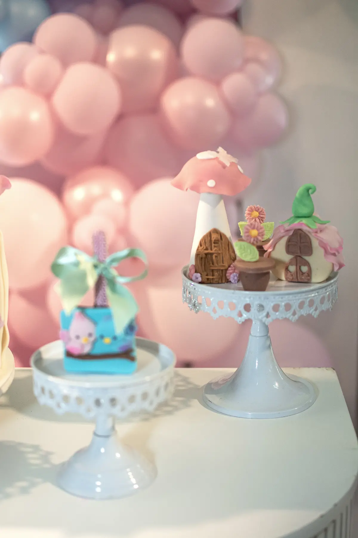Detalhes de decoração infantil com tema de jardim