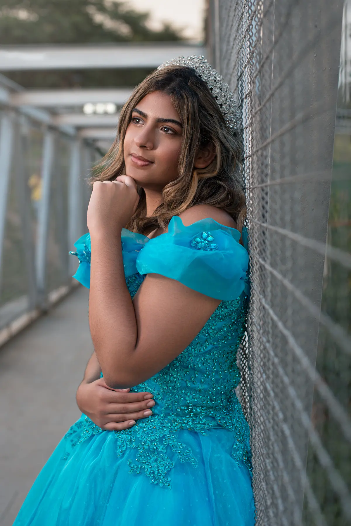 Retrato de debutante em ensaio de 15 anos ao ar livre