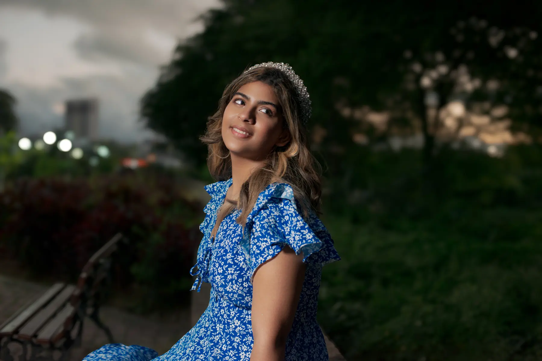 Debutante fotografada junto a uma janela em ensaio de 15 anos em Caruaru
