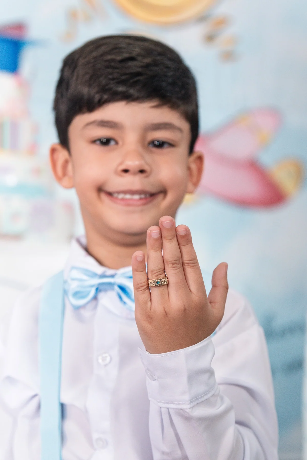 Erick mostrando o anel durante a cerimônia de formatura do ABC