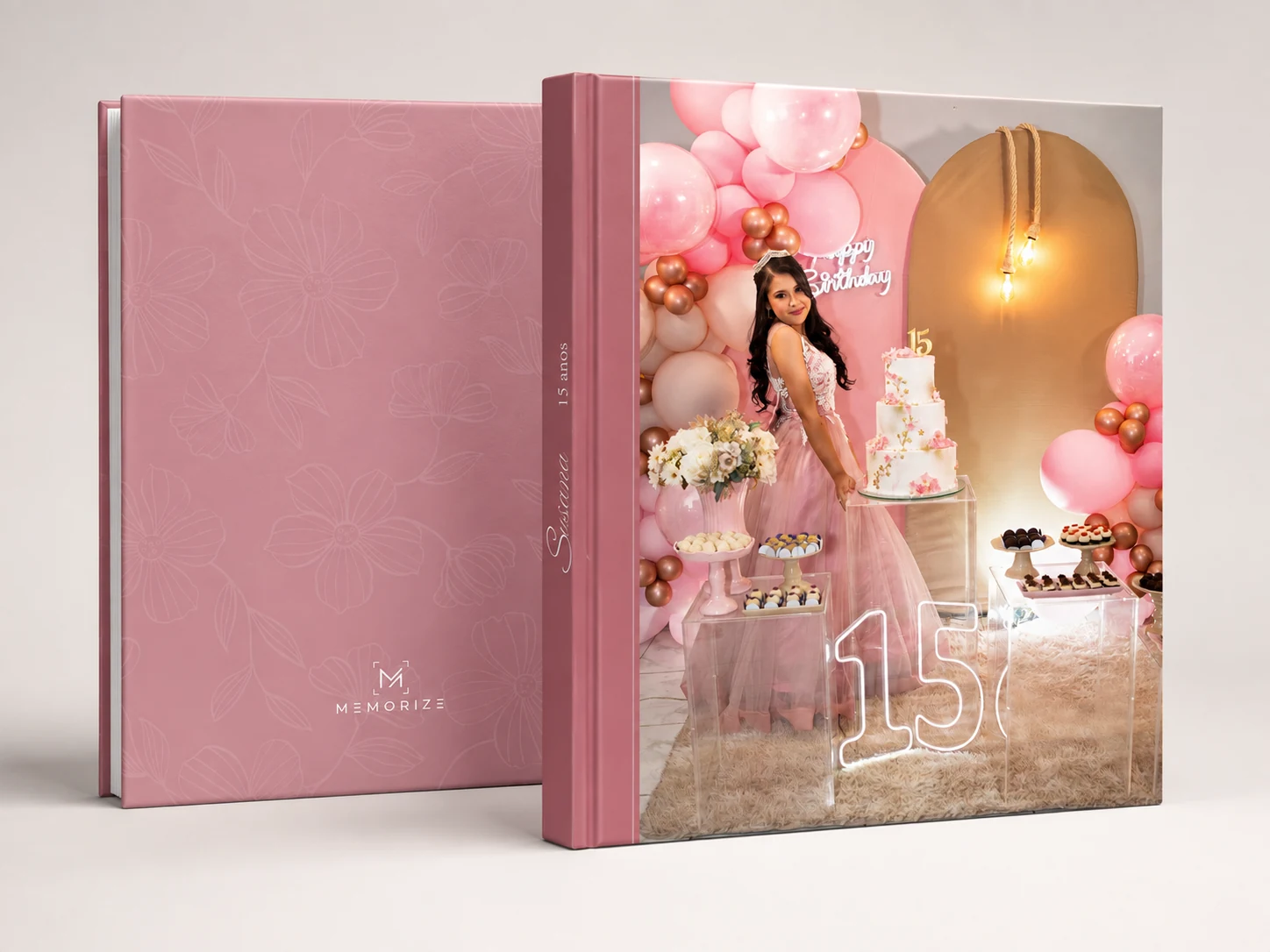Fotolivro de 15 anos com capa rosa personalizada