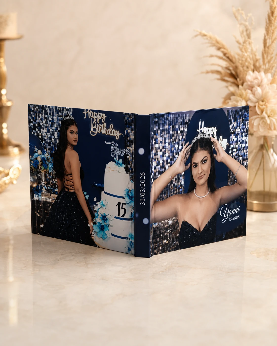 Fotolivro de 15 anos de Yanni aberto com fotografias da celebração