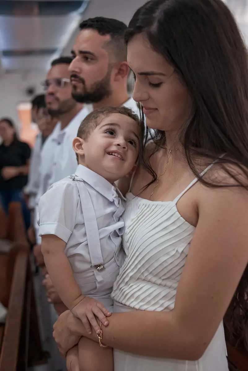 Heitor no colo da mãe durante o batizado na Igreja da Natividade, em Caruaru