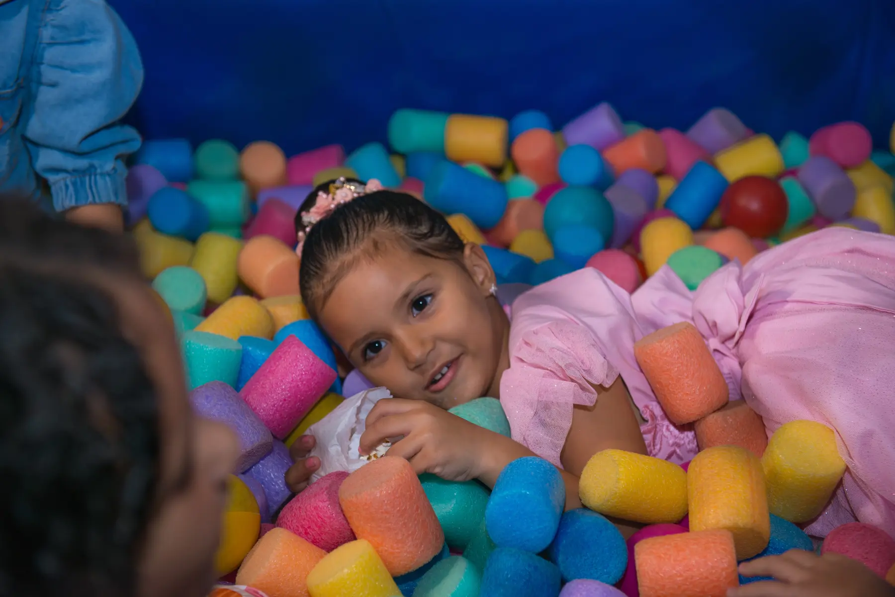 Heloisa brincando em uma piscina de bolinhas coloridas