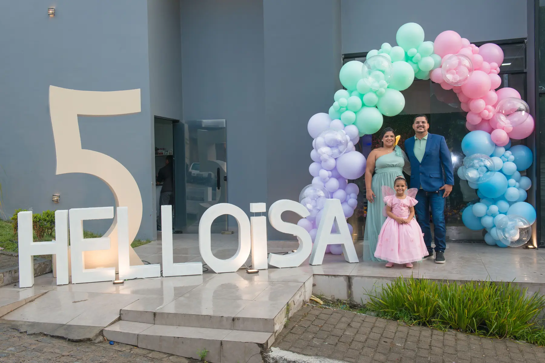 Heloisa chegando com os pais ao Carmélia Recepções em Caruaru