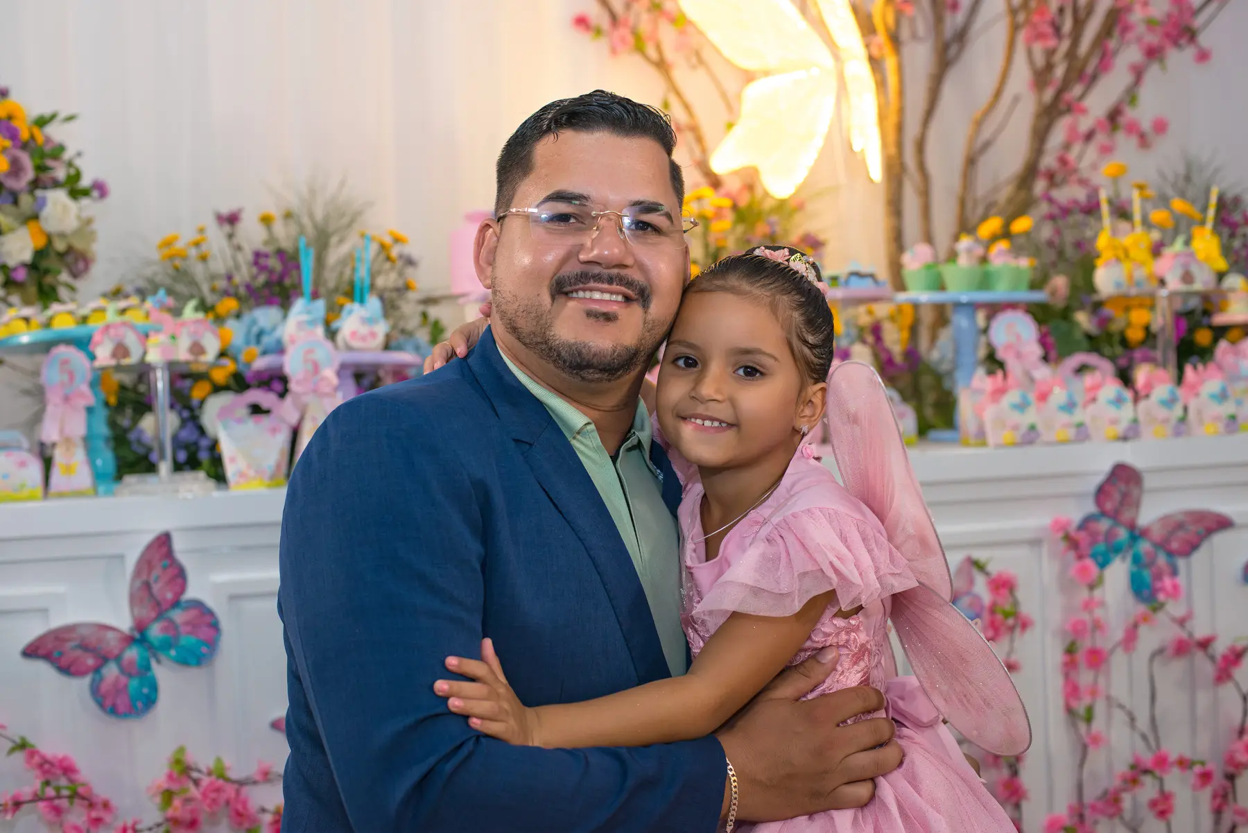 Heloisa abraçada com o pai durante a festa