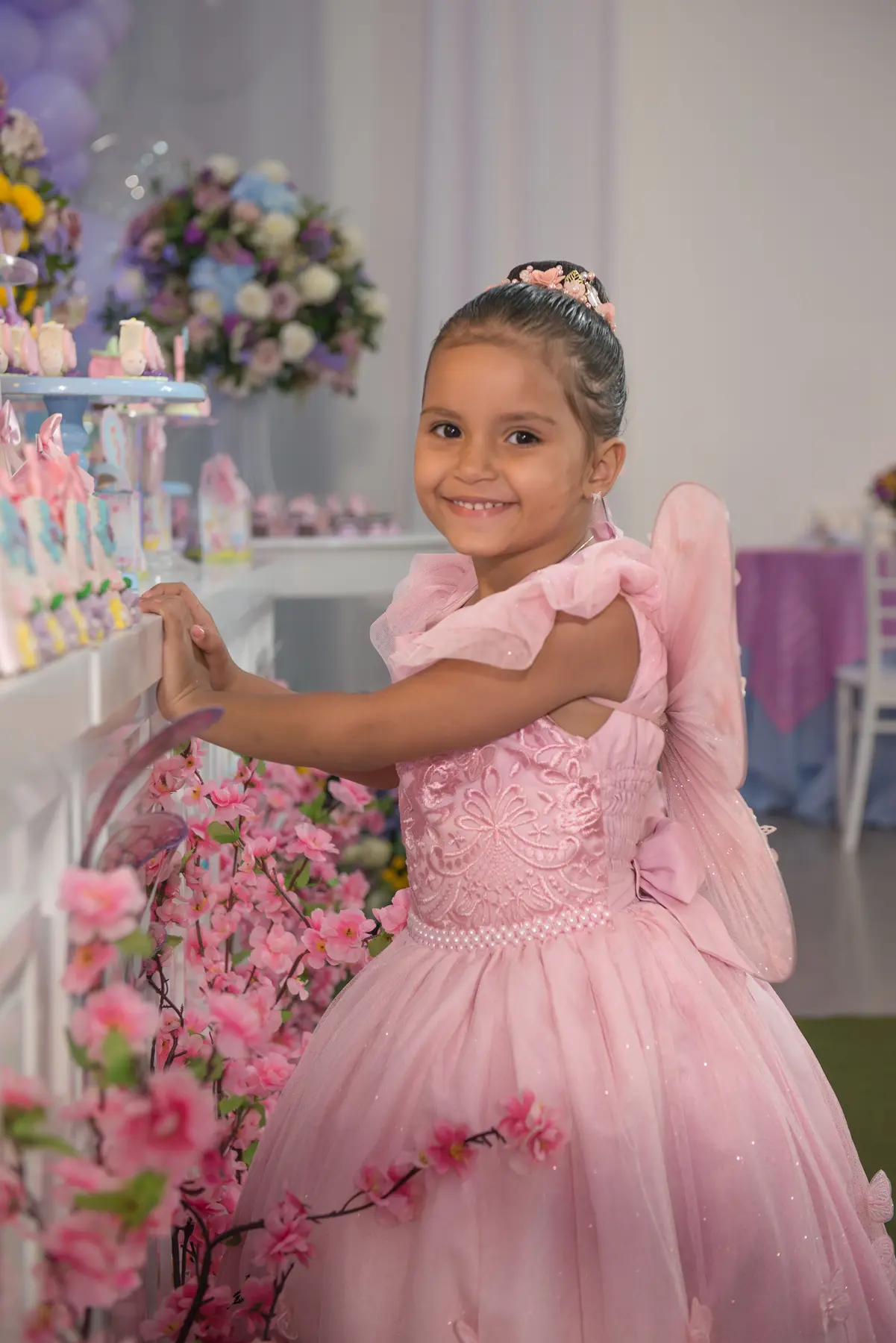 Heloisa sorrindo em um retrato de aniversário