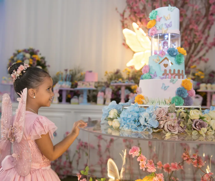Mesa e decoração de festa infantil com tema personalizado.