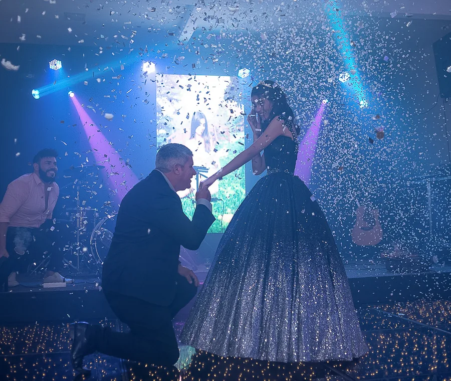 Debutante dançando a valsa durante a festa de 15 anos.