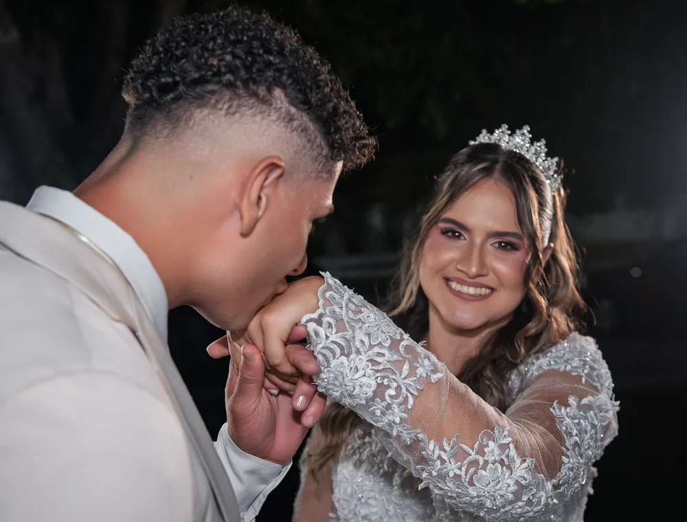 Noivos em momento emocionante durante cobertura fotográfica de casamento em Caruaru.