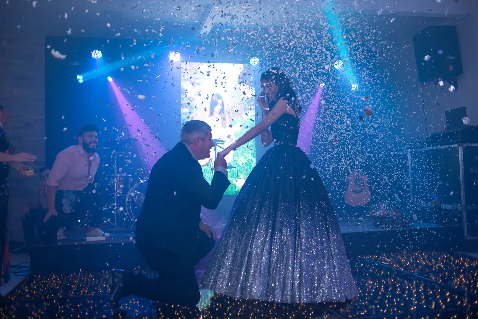Gesto de carinho entre Laura e o pai na festa de debutante