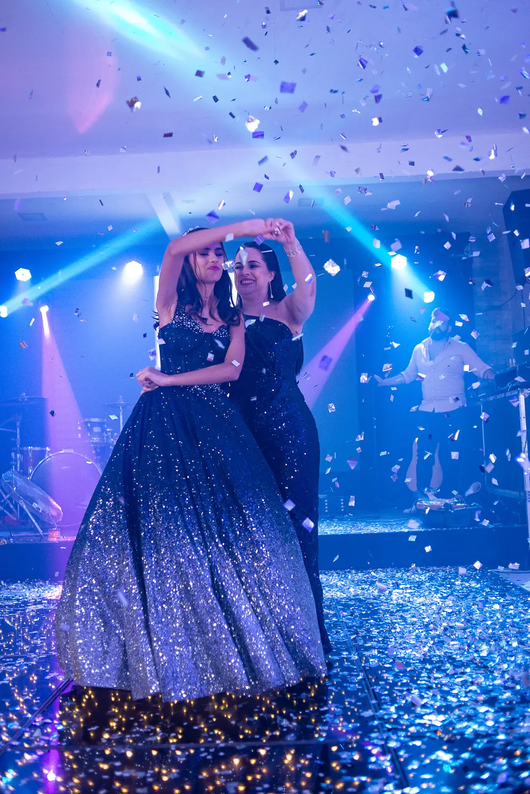 Laura na pista de dança com luzes e confetes
