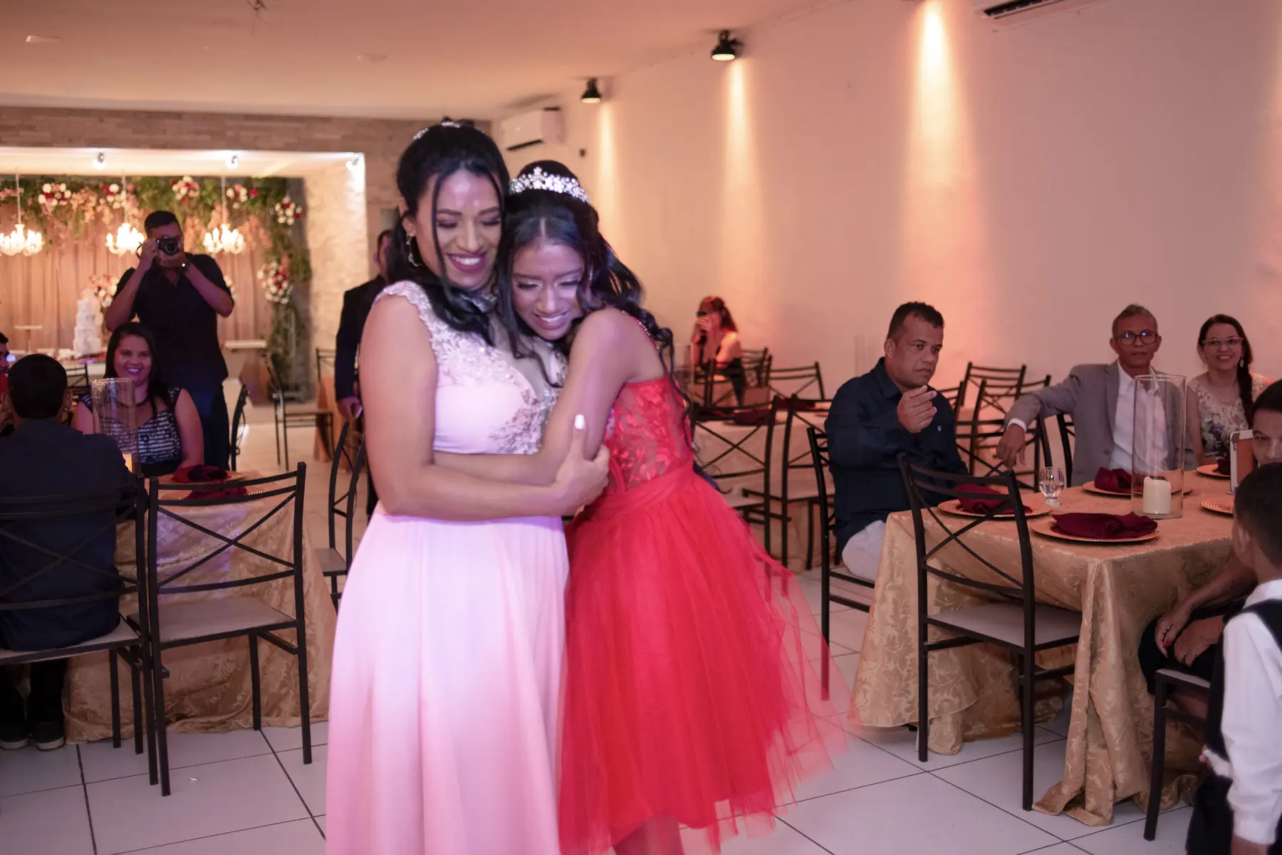 Abraço entre Lizandra e a mãe após uma surpresa na festa de debutante