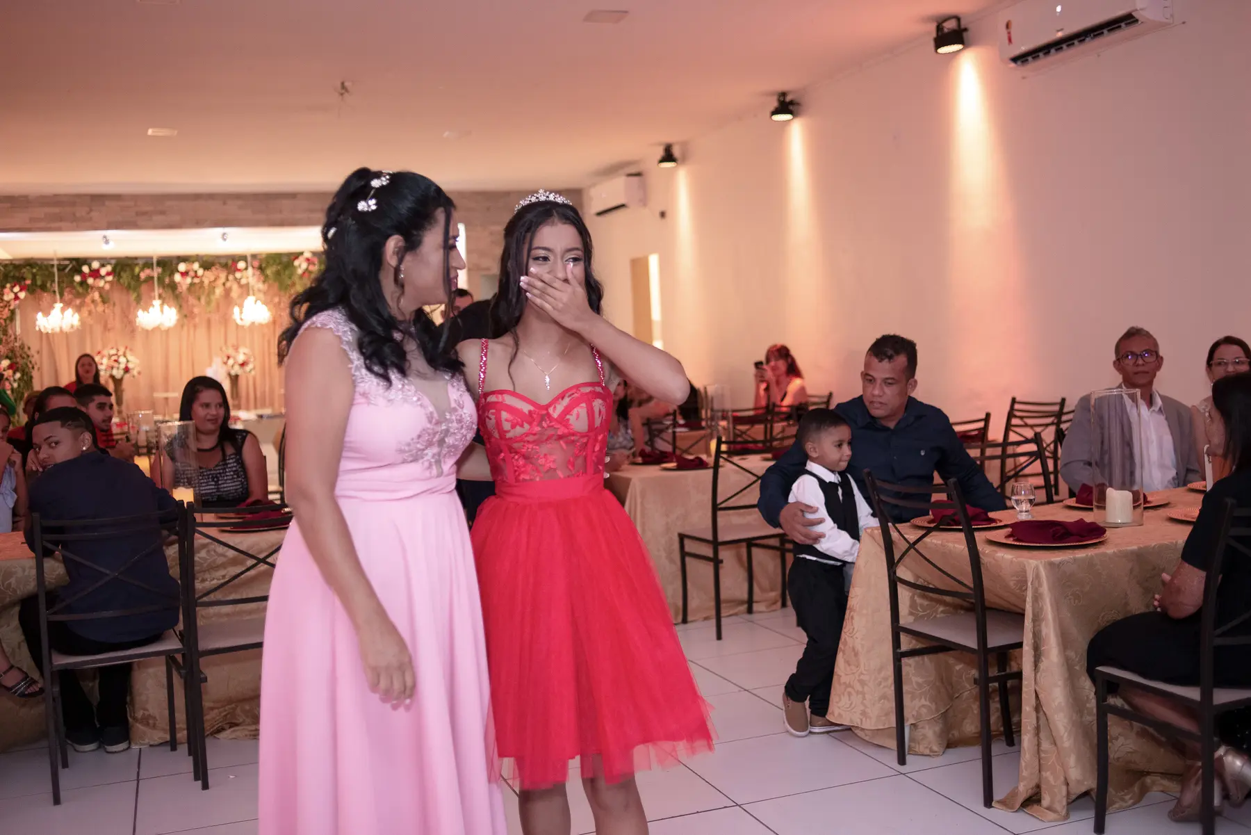 Lizandra e a mãe durante um momento da festa de 15 anos
