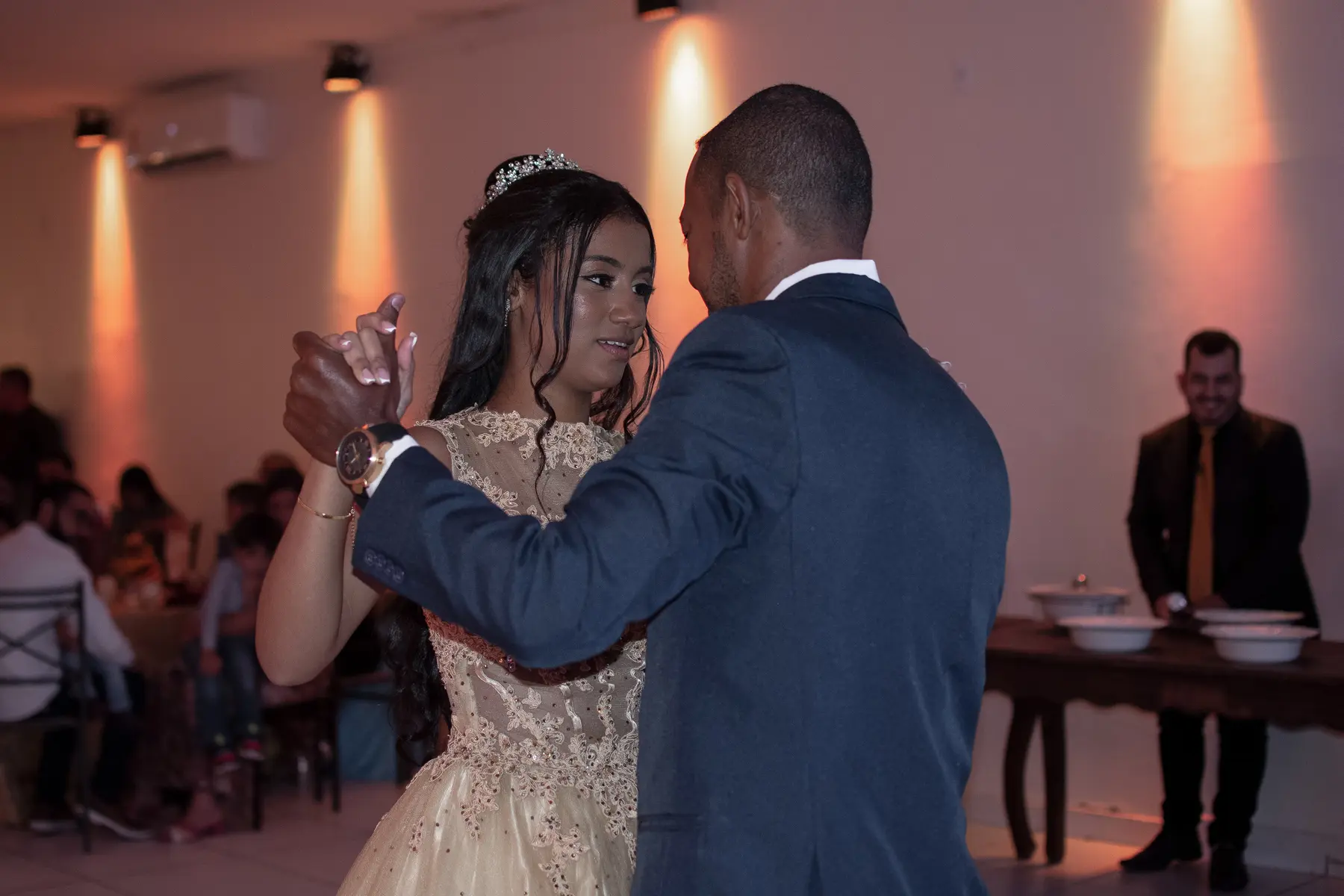 Lizandra dançando a valsa com o pai na festa de 15 anos