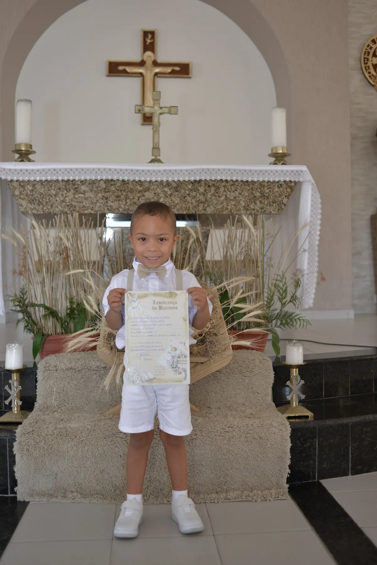 Pietro com o certificado do batizado na Paróquia de São José, em Caruaru
