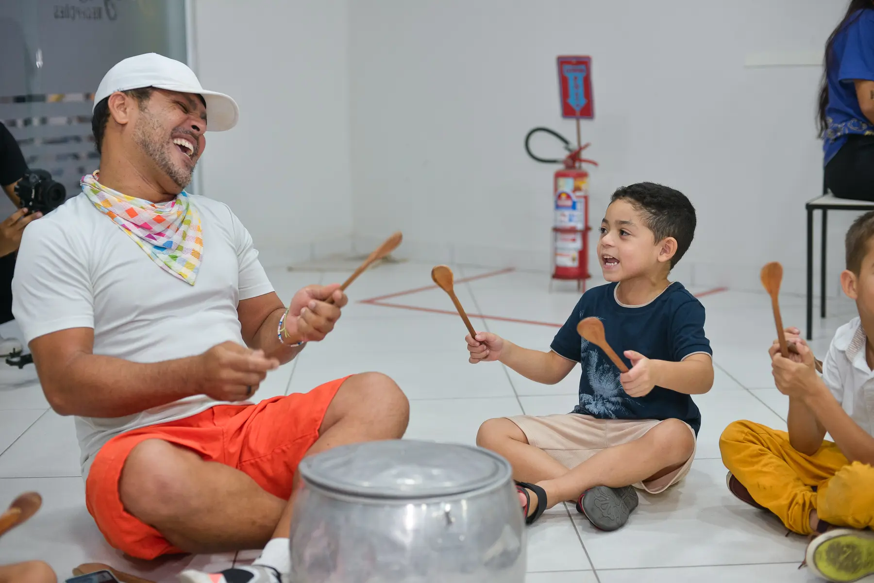 Criança participando de uma recreação durante a festa