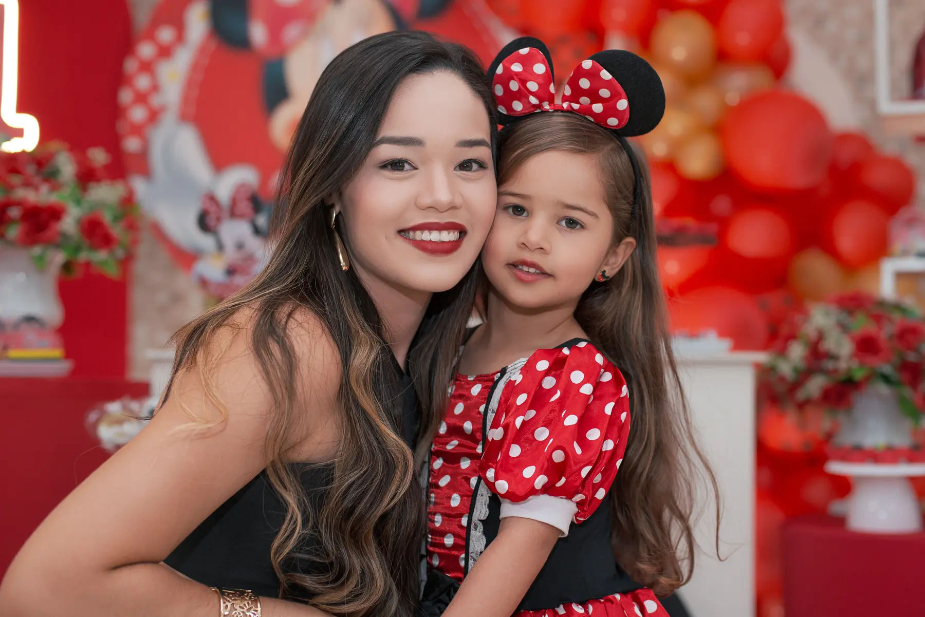 Cloe e a mãe sorrindo juntas durante o aniversário