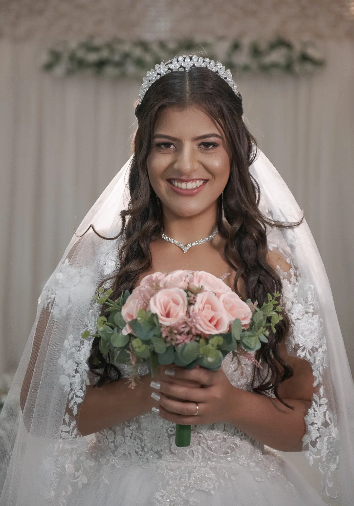 Retrato da noiva segurando um buquê de rosas