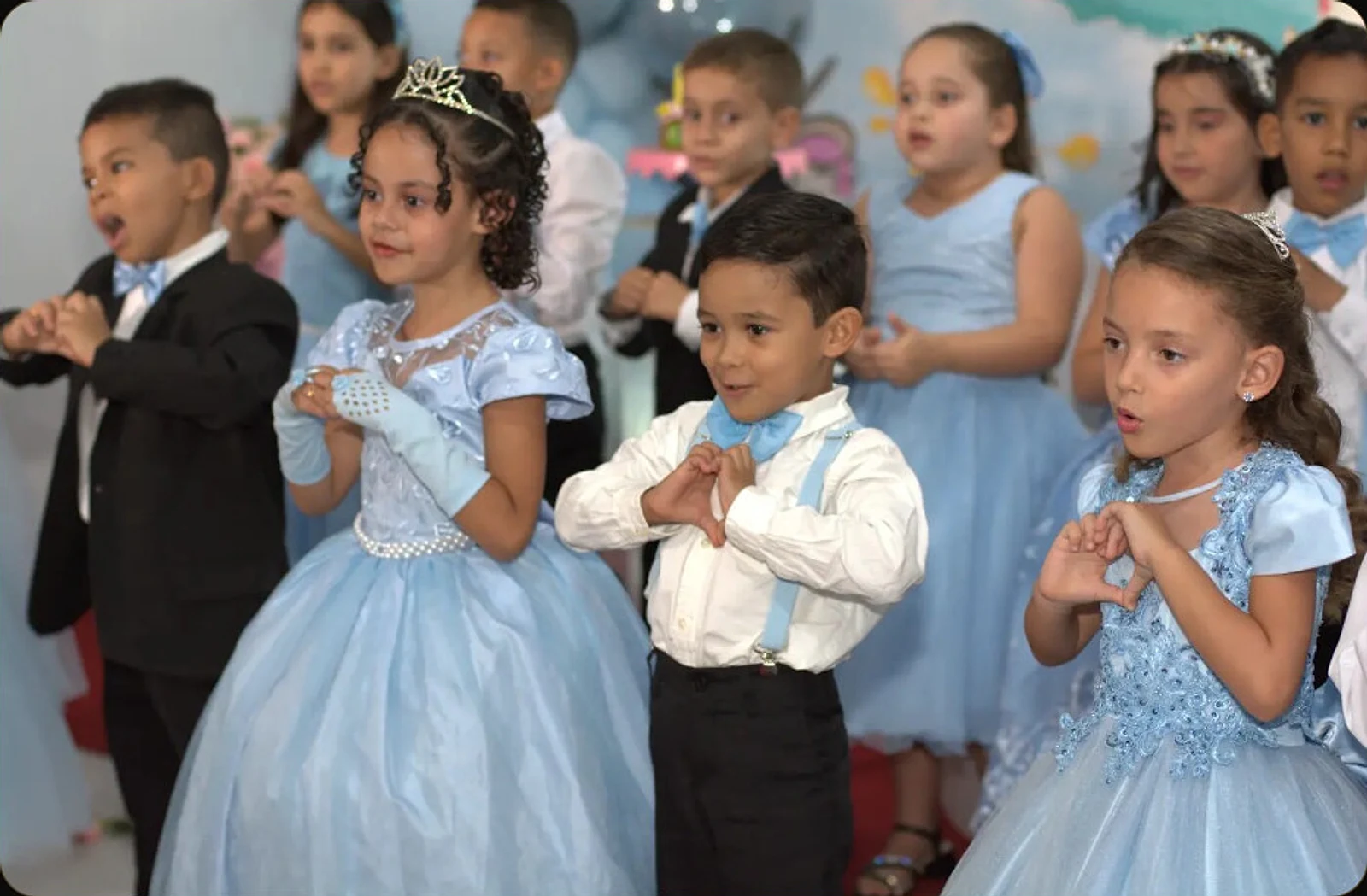 Turma de formandos durante apresentação da cerimônia de ABC em Caruaru